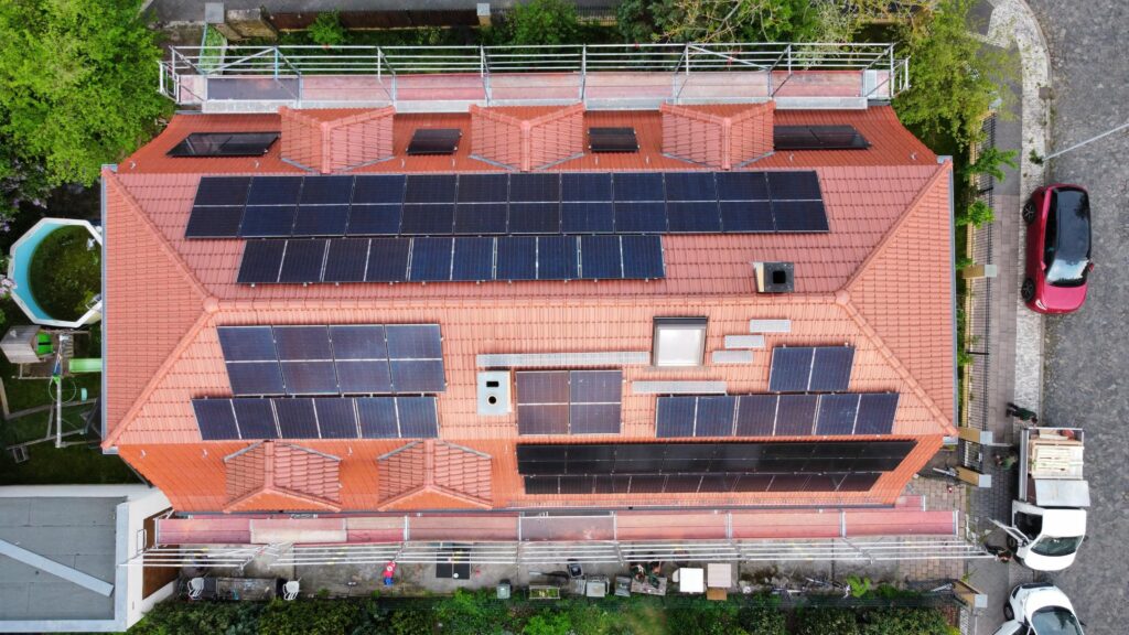 Große PV-Anlage auf dem Dach