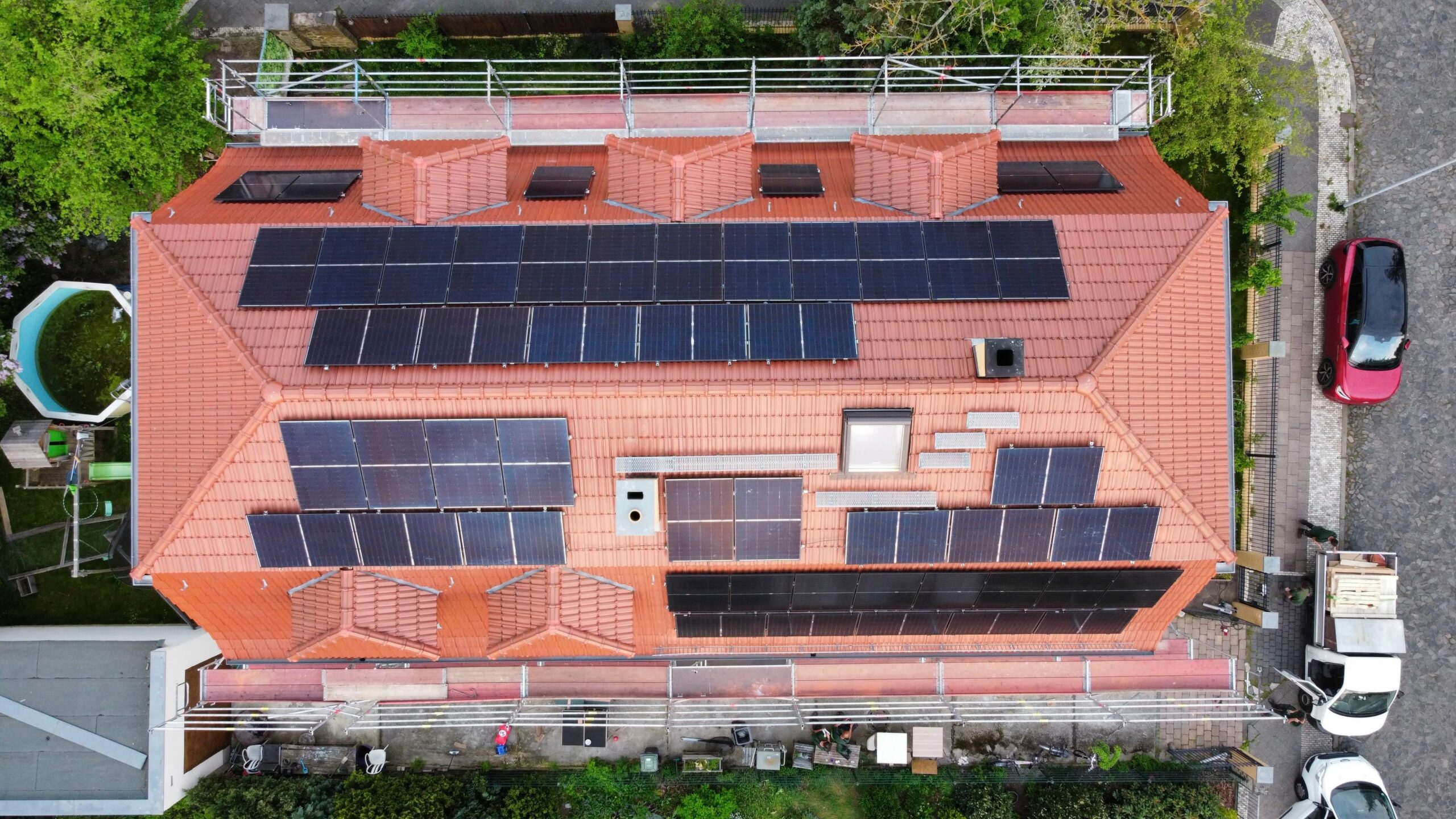 Große PV-Anlage auf dem Dach