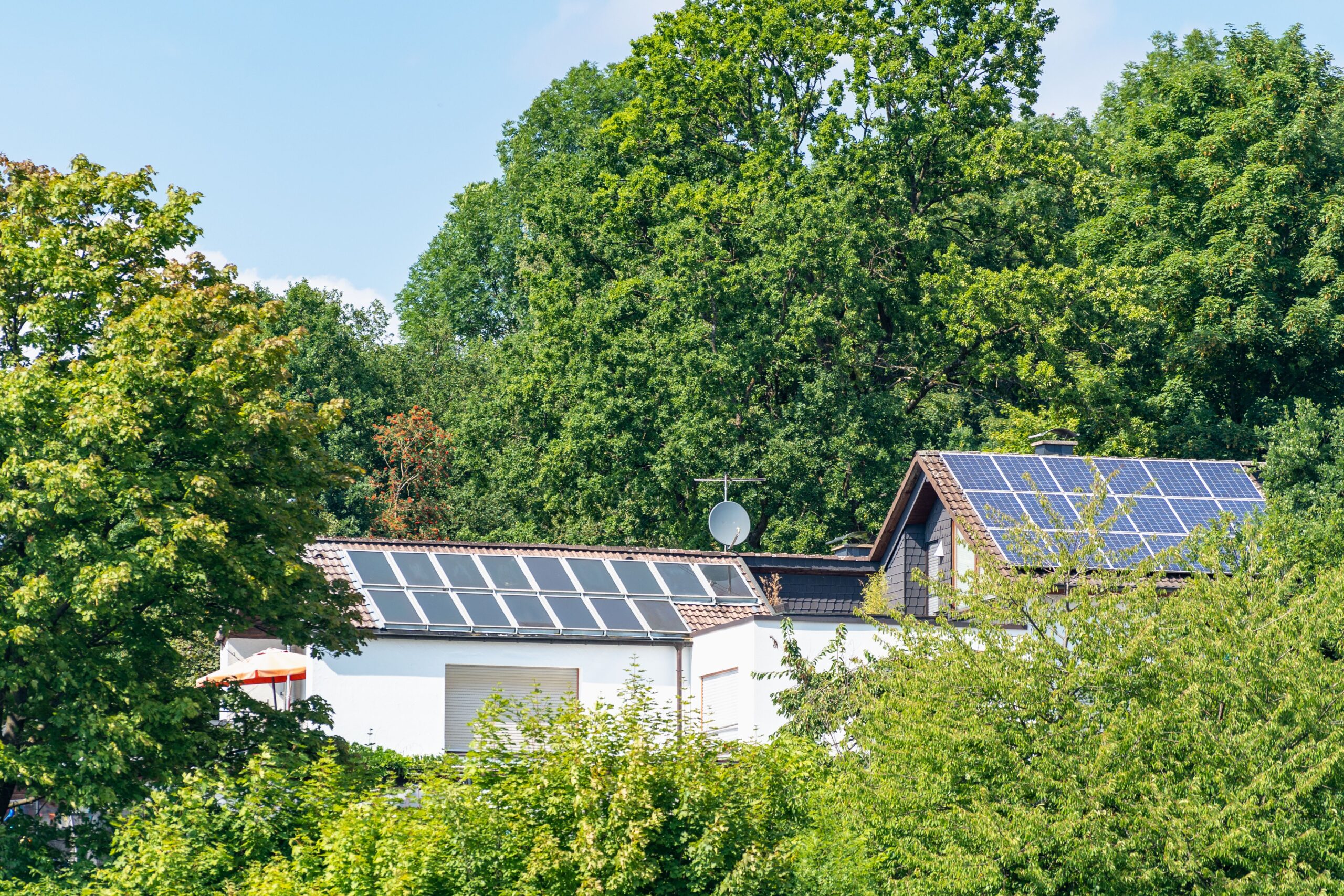 Photovoltaikanlage auf Dach in Kleingarten