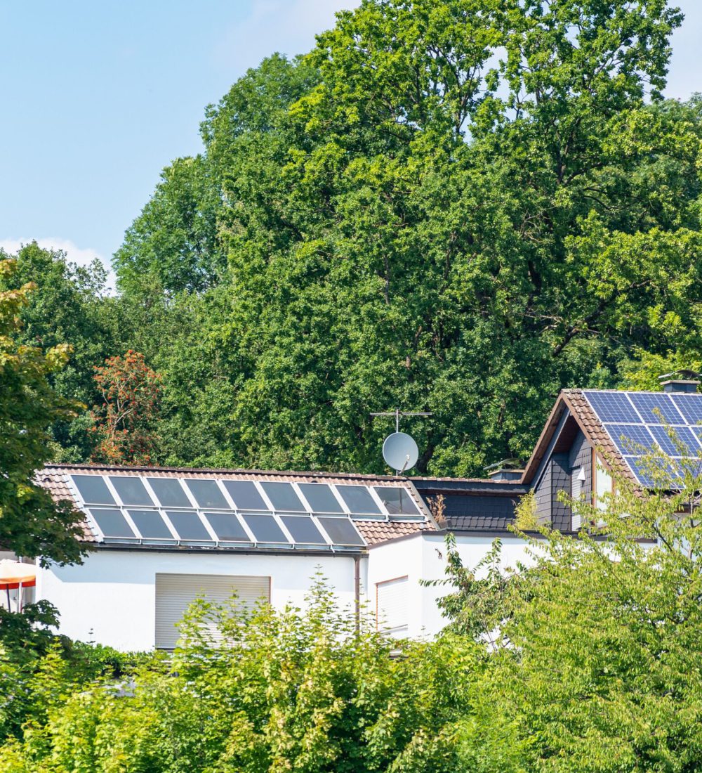 Photovoltaikanlage auf Dach in Kleingarten