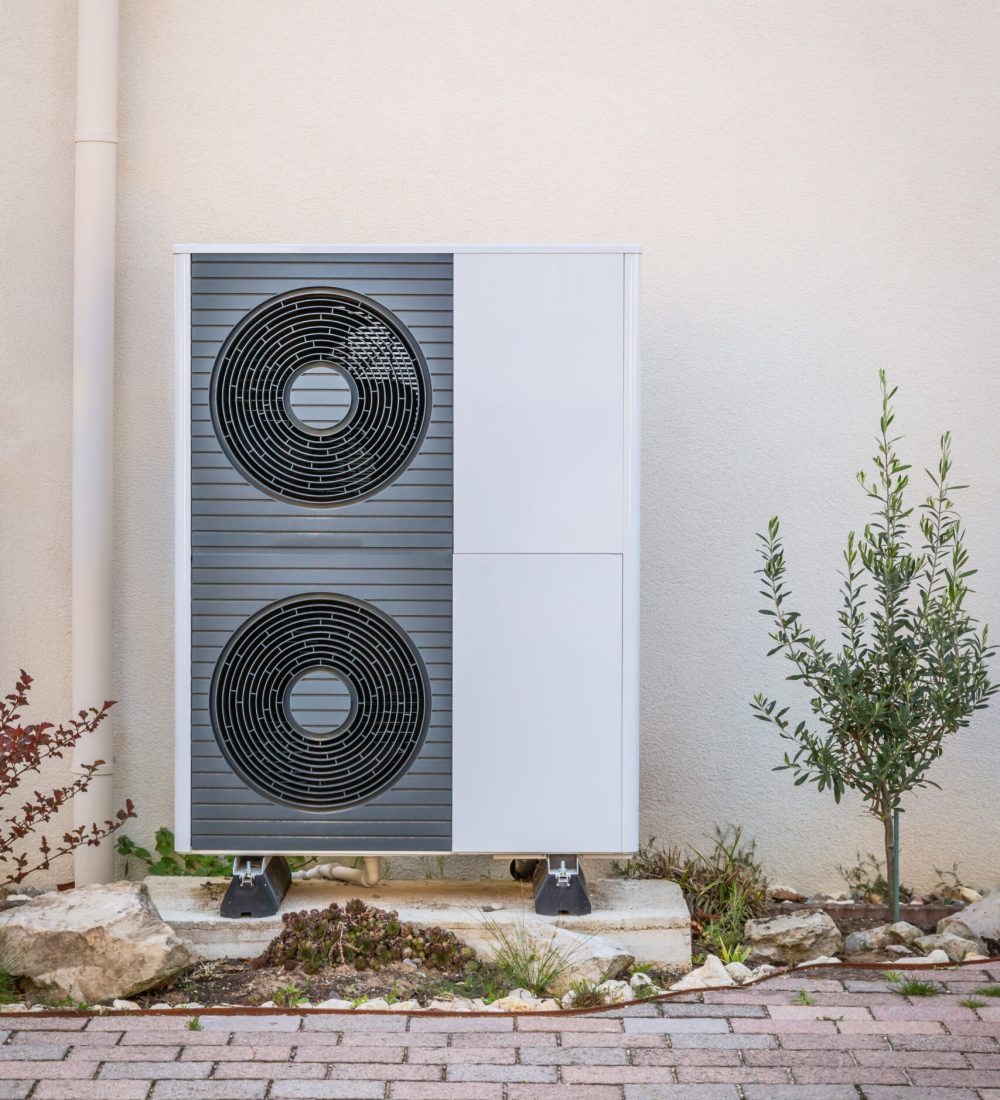 Wärmepumpe hinter einem Haus in Leipzig